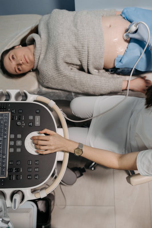 Dış Gebelik (Ektopik Gebelik): Belirtileri, Tanı ve Tedavisi 2 Dış gebelik tanısı için ultrason muayenesi yapan doktor