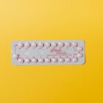 Doğum kontrol hapı pembe tabletler blister paketinde