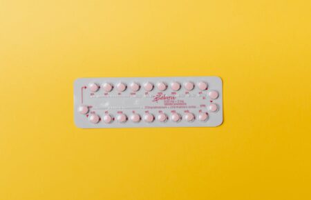 Doğum kontrol hapı pembe tabletler blister paketinde