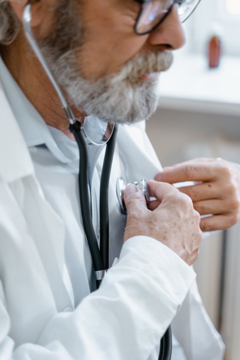 Kalp Yetmezliği Belirtileri, Evreleri ve Tedavi Yaklaşımları 3 Stetoskop ile muayene yapan kıdemli doktor