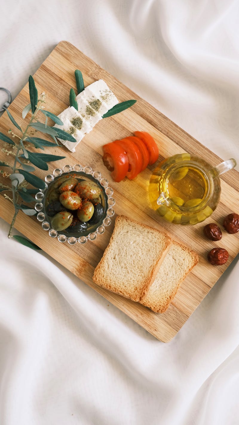 Tahta tepside ekmek, zeytin ve zeytinyağı içeren Akdeniz mutfağı