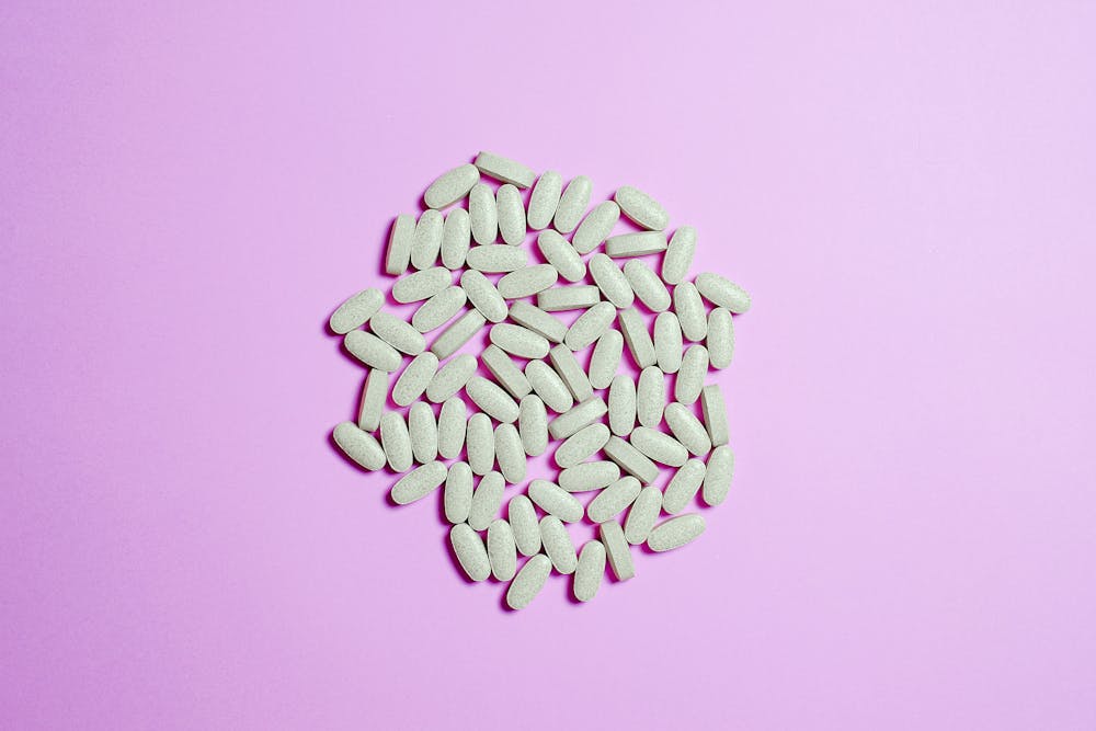 Magnezyum Faydaları: Türleri, Eksikliği ve Dozajı Rehberi 2 Vitamin magnezyum kapsul el avucu