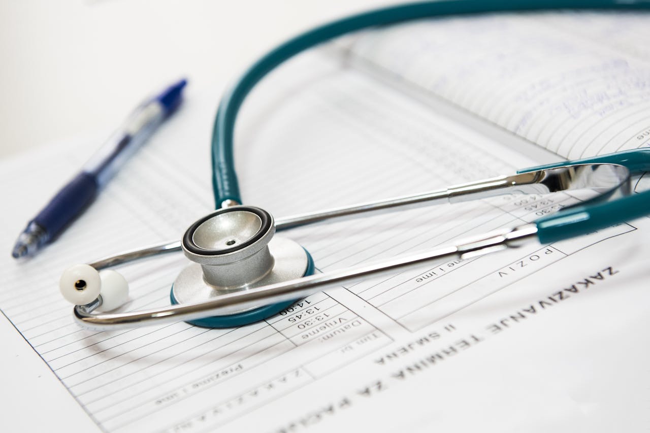 Kanser Taraması Hangi Yaşta Başlamalı? Yaşa Göre Test Rehberi 3 Kanser taramasinda doktor muayenesi onemli